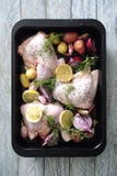 Redy cru pour faire des jambes cuire au four de poulet avec la pomme de terre, l'oignon, le citron et le thym photographie stock Redy cru pour faire des jambes cuire au four de poulet avec la pomme de terre, l'oignon, le citron et le thym photographie stock
