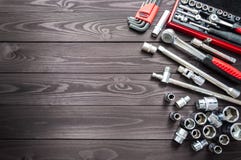 Reeks autohulpmiddelen op donkere houten werkbank De ruimte van het exemplaar stock fotografie Reeks autohulpmiddelen op donkere houten werkbank De ruimte van het exemplaar stock fotografie