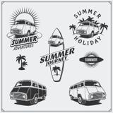 Reeks etiketten van de brandingsbestelwagen, kentekens en ontwerpelementen Reis retro bus De vakantie van de zomer Royalty-vrije Stock Afbeeldingen Reeks etiketten van de brandingsbestelwagen, kentekens en ontwerpelementen Reis retro bus De vakantie van de zomer Royalty-vrije Stock Afbeeldingen