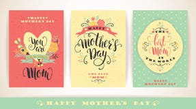 Reeks Gelukkige van letters voorziende de groetkaarten van de Moedersdag met Bloemen stock illustratie Reeks Gelukkige van letters voorziende de groetkaarten van de Moedersdag met Bloemen stock illustratie