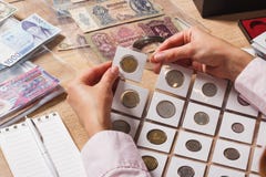 Reeks oude muntstukken in de zakken stock foto's Reeks oude muntstukken in de zakken stock foto's