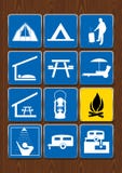 Reeks pictogrammen van openluchtactiviteiten: tent, barbecuegebied die, schuilplaats, gebied, lantaarn, kampvuur, douche, aanhang vector illustratie Reeks pictogrammen van openluchtactiviteiten: tent, barbecuegebied die, schuilplaats, gebied, lantaarn, kampvuur, douche, aanhang vector illustratie