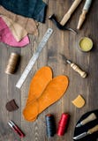 Reeks schoenmakershulpmiddelen op bruine houten bureau hoogste mening als achtergrond stock foto Reeks schoenmakershulpmiddelen op bruine houten bureau hoogste mening als achtergrond stock foto