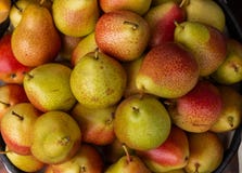 Reeks smakelijke peren in een mand royalty-vrije stock foto's Reeks smakelijke peren in een mand royalty-vrije stock foto's