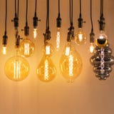 Reeks uitstekende retro lampen van verschillende types De gloeiende of lampen van Edison, zolderstijl stock afbeeldingen Reeks uitstekende retro lampen van verschillende types De gloeiende of lampen van Edison, zolderstijl stock afbeeldingen