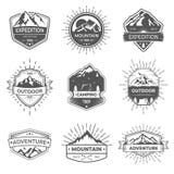 Reeks van vectorberg negen en openluchtavonturenembleem Logotypemalplaatjes en kentekens met bergen, bomen, tent stock illustratie Reeks van vectorberg negen en openluchtavonturenembleem Logotypemalplaatjes en kentekens met bergen, bomen, tent stock illustratie