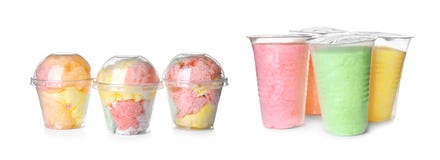 Reeks van verschillende kleurrijke yummy gesponnen suiker in plastic koppen stock foto Reeks van verschillende kleurrijke yummy gesponnen suiker in plastic koppen stock foto
