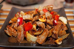 Refeição deliciosa com carne, paprika vermelha e cebolas Fotos de Stock Royalty Free Refeição deliciosa com carne, paprika vermelha e cebolas Fotos de Stock Royalty Free