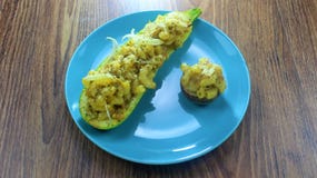 Refeição deliciosa do vegetariano, Mac e abobrinha enchido e cogumelos do queijo, na placa redonda fotos de stock Refeição deliciosa do vegetariano, Mac e abobrinha enchido e cogumelos do queijo, na placa redonda fotos de stock