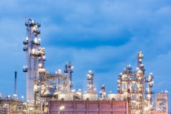 Refinaria de petróleo e setor petroleiro na noite imagem de stock Refinaria de petróleo e setor petroleiro na noite imagem de stock