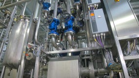 refinaria Lubrifique, abasteça a construção do encanamento dentro da fábrica da refinaria video estoque refinaria Lubrifique, abasteça a construção do encanamento dentro da fábrica da refinaria video estoque