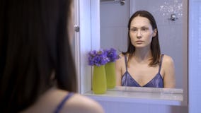 Reflexion av den olyckliga nätta kvinnan i spegel stock video Reflexion av den olyckliga nätta kvinnan i spegel stock video