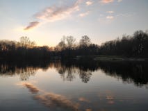 Reflexion av moln i vatten på soluppgång eller solnedgången royaltyfri foto Reflexion av moln i vatten på soluppgång eller solnedgången royaltyfri foto