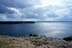 Reflexion av solljus över havet på klipporna av Pointe de Penhir på ön av Crozon i Brittany France Europe royaltyfria foton Reflexion av solljus över havet på klipporna av Pointe de Penhir på ön av Crozon i Brittany France Europe royaltyfria foton