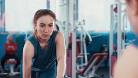 Reflexion im jungen Eignungsmädchen des Spiegels führt eine Übung mit einem Dummkopf durch stock video Reflexion im jungen Eignungsmädchen des Spiegels führt eine Übung mit einem Dummkopf durch stock video
