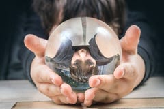 Reflexión de un muchacho en un bol de vidrio imagen de archivo libre de regalías Reflexión de un muchacho en un bol de vidrio imagen de archivo libre de regalías