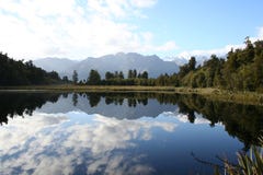 Reflexión en el lago Matheson, Nueva Zelandia Reflexión en el lago Matheson, Nueva Zelandia