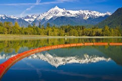 Reflexión hermosa del panadero del Mt y la presa del lago baker foto de archivo libre de regalías Reflexión hermosa del panadero del Mt y la presa del lago baker foto de archivo libre de regalías
