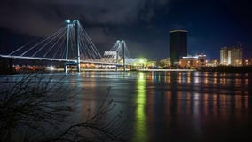 Reflexão da ponte iluminada no rio na noite video estoque Reflexão da ponte iluminada no rio na noite video estoque