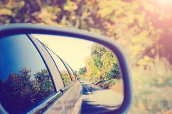 Reflexão em um espelho de carro tonificando o instagram do estilo foto de stock Reflexão em um espelho de carro tonificando o instagram do estilo foto de stock