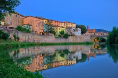 Reflexão velha da cidade no rio de Tevere, Umbertide, Itália fotografia de stock Reflexão velha da cidade no rio de Tevere, Umbertide, Itália fotografia de stock