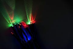 Reflexões verdes, vermelhas e azuis em uma parede branca para a decoração, fim das luzes de Natal acima foto de stock Reflexões verdes, vermelhas e azuis em uma parede branca para a decoração, fim das luzes de Natal acima foto de stock