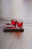 refresco del rojo blando en pilas en un soporte de madera imagenes de archivo refresco del rojo blando en pilas en un soporte de madera imagenes de archivo