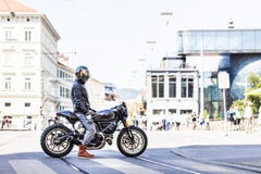 Refroidissez regarder le cavalier de moto sur le coureur fait sur commande de café de style de brouilleur photographie stock Refroidissez regarder le cavalier de moto sur le coureur fait sur commande de café de style de brouilleur photographie stock