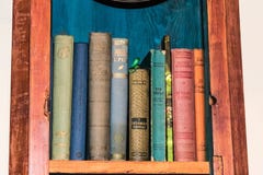 Regal mit Büchern und Papieren stockbild Regal mit Büchern und Papieren stockbild