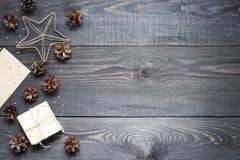 Regalo, carta, pigne e cinnamonin sulla struttura di legno scura immagine stock libera da diritti Regalo, carta, pigne e cinnamonin sulla struttura di legno scura immagine stock libera da diritti