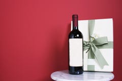 Regalo con la botella de vino rojo Regalo con la botella de vino rojo