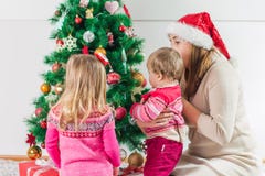 Regalo de días de fiesta abierto de la familia feliz de la Navidad imagen de archivo libre de regalías Regalo de días de fiesta abierto de la familia feliz de la Navidad imagen de archivo libre de regalías