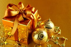 Regalo de la Navidad en rectángulo del oro con el arqueamiento fotografía de archivo Regalo de la Navidad en rectángulo del oro con el arqueamiento fotografía de archivo