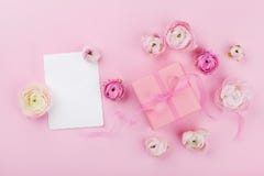 Regalo o presente, fiore in bianco e bello di carta sullo scrittorio rosa da sopra per il modello di nozze o cartolina d'auguri i immagine stock libera da diritti Regalo o presente, fiore in bianco e bello di carta sullo scrittorio rosa da sopra per il modello di nozze o cartolina d'auguri i immagine stock libera da diritti
