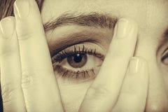 Regard de visage de couverture de femme par des doigts Photos libres de droits Regard de visage de couverture de femme par des doigts Photos libres de droits