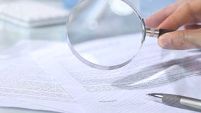 Regard par une loupe pour contracter et remettre la signature Regard par une loupe pour contracter et remettre la signature