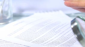 Regard par une loupe pour contracter et remettre la signature Regard par une loupe pour contracter et remettre la signature
