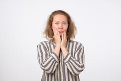 Regard sérieux et intéressé de jeune femme triste inquiété et réfléchi images libres de droits Regard sérieux et intéressé de jeune femme triste inquiété et réfléchi images libres de droits