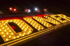Regarder le grand signe rouge jaune allumé de wagon-restaurant avec l ouvert au néon image stock Regarder le grand signe rouge jaune allumé de wagon-restaurant avec l ouvert au néon image stock