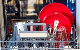 Regardez dans le lave-vaisselle avec le plat propre Nettoyez le plat placé dans la machine de nettoyage de cuisine images libres de droits Regardez dans le lave-vaisselle avec le plat propre Nettoyez le plat placé dans la machine de nettoyage de cuisine images libres de droits