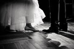 Regardez les chaussures en épousant la danse images stock Regardez les chaussures en épousant la danse images stock