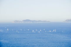 Regata em torno das ilhas de Cies fotografia de stock royalty free Regata em torno das ilhas de Cies fotografia de stock royalty free