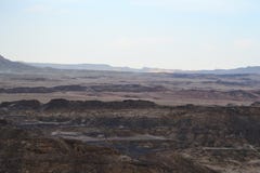 Regen in Mitzpe Ramon, Ramon-Krater im Wüste Negev, Süd-Israel, Fluten des Wassers in der Wüste stockfoto Regen in Mitzpe Ramon, Ramon-Krater im Wüste Negev, Süd-Israel, Fluten des Wassers in der Wüste stockfoto