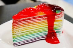 Regenbogen-Kuchen mit Erdbeermarmelade auf die Oberseite stockfotografie Regenbogen-Kuchen mit Erdbeermarmelade auf die Oberseite stockfotografie