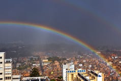Regenboog het inding in krottenwijk Sao Paulo, Brazilië stock afbeeldingen Regenboog het inding in krottenwijk Sao Paulo, Brazilië stock afbeeldingen