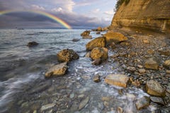 Regenboog over de klip na het overgaan van een avondonweer stock afbeeldingen Regenboog over de klip na het overgaan van een avondonweer stock afbeeldingen
