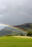 Regenboog over een valleilandschap Ierland stock afbeeldingen Regenboog over een valleilandschap Ierland stock afbeeldingen