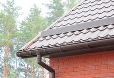 Regengossenrohrleitungs-Systeminstallation Deckungs-Bau Regnen Sie Gossensystem und Dachschutz vor Schnee Schneefang lizenzfreie stockfotos Regengossenrohrleitungs-Systeminstallation Deckungs-Bau Regnen Sie Gossensystem und Dachschutz vor Schnee Schneefang lizenzfreie stockfotos