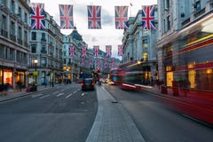 Regent Street i London, UK, på skymning Royaltyfri Bild Regent Street i London, UK, på skymning Royaltyfri Bild