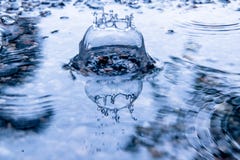 Regentropfen auf der Wasseroberfläche lizenzfreie stockbilder Regentropfen auf der Wasseroberfläche lizenzfreie stockbilder